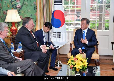 Sekretär Pompeo trifft den Präsidenten der Republik Korea Moon Jae-in Sekretär Michael R. Pompeo traf sich am 11. April 2019 mit dem Präsidenten der Republik Korea Moon Jae-in im US-Außenministerium in Washington, D.C., zusammen. Stockfoto