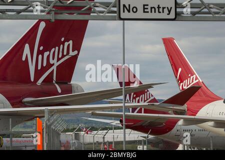 Glasgow, Großbritannien. 11 Mai 2020. Bild: Virgin Atlantic zieht während der verlängerten Sperrung des Coronavirus (COVID19) mehr Flugzeuge zum Flughafen Glasgow um. Auf dem Tarmac sind zwei Boeing 747-400 und zwei Airbus A330-300 zu sehen. Virgin Atlantic kündigte bisher an, ihre Flugaktivitäten am Flughafen Gatwick auf unbestimmte Zeit zu schließen, was für andere Fluggesellschaften und den Süden Englands massive Auswirkungen haben wird. Stockfoto