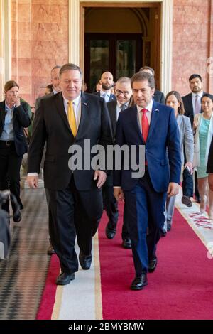 Minister Pompeo hält gemeinsame Presseverfügbarkeit mit paraguayischem Außenminister Luis Castiglioni US-Außenminister Michael R. Pompeo geht mit paraguayischem Außenminister Luis Castiglioni in Asunción, Paraguay, 13. April 2019, spazieren. Stockfoto