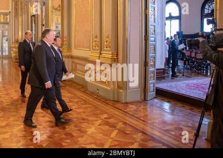 Minister Pompeo hält gemeinsame Presseverfügbarkeit mit peruanischem Außenminister Popolizio US-Außenminister Michael R. Pompeo geht mit dem peruanischen Außenminister Nestor Popolizio in Lima, Peru, 13. April 2019, spazieren. Stockfoto