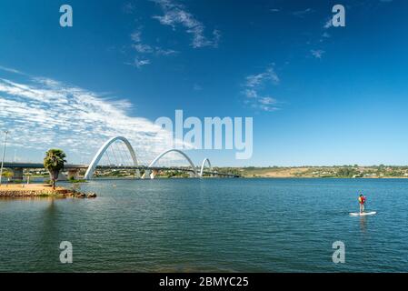 Brasilia, DF, Brasilien. Stand Up Paddle auf dem Lake Paranoa. Stockfoto