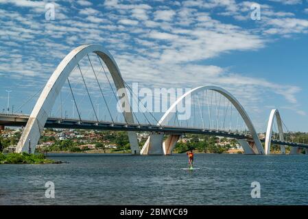 Brasilia, DF, Brasilien. Stand Up Paddle auf dem Lake Paranoa. Stockfoto