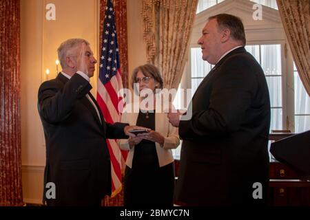 Sekretär Pompeo amtiert die Vereidigung für Botschafter Abizaid US-Außenminister Michael R. Pompeo amtiert die Vereidigung für den Botschafter der Vereinigten Staaten in Saudi-Arabien John P. Abizaid am 20. April 2019 im US-Außenministerium in Washington, D.C.,. Stockfoto