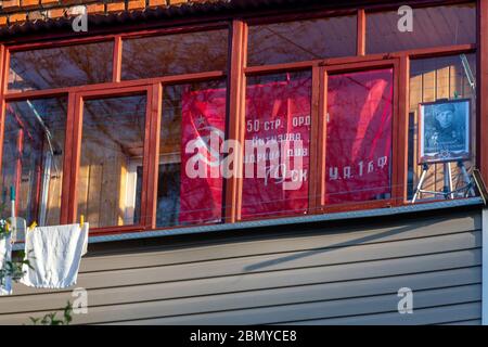 Wolokolamsk, Russland. 9. Mai 2020 Fenster mit Porträts von Menschen, die im Zweiten Weltkrieg als Teil der Aktionen "Fenster des Sieges" und "Unsterbliche Regiment" als Teil der Feier des 75. Jahrestages des Sieges über Nazi-Deutschland im Zweiten Weltkrieg gekämpft Am 16. April 2020 verschob der russische Präsident Putin die Militärparaden und Feierlichkeiten zum Siegestag aufgrund der Novelle COVID-19-Pandemie in Russland Stockfoto