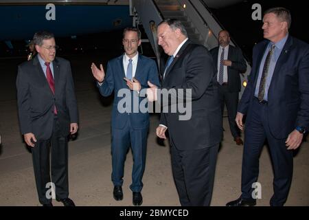 Am 7. Mai 2019 kam US-Außenminister Mike Pompeo in den Irak, wo er von Vertretern der US-Botschaft, darunter Chargé d’Affaires Joey Hood und stellvertretender Sekretär David Satterfield, zu diplomatischen Gesprächen begrüßt wurde. Stockfoto