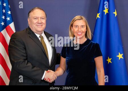 Minister Pompeo trifft EU-Außenministerin Mogherini der US-Außenminister Michael R. Pompeo trifft am 13. Mai 2019 in Brüssel mit der Hohen Vertreterin der Europäischen Union und Vizepräsidentin Federica Mogherini zusammen. Stockfoto