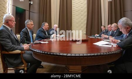 Am 14. Mai 2019 traf sich der US-Außenminister Michael Pompeo mit dem russischen Präsidenten Wladimir Putin in Sotschi, Russland, um die diplomatischen Beziehungen zwischen den USA und Russland zu diskutieren. Stockfoto