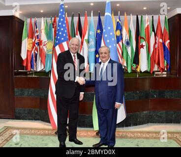 Staatssekretär Shannon posiert für ein Foto mit Taschkent Außenminister Kamilov Unterstaatssekretär für politische Angelegenheiten Thomas Shannon posiert für ein Foto mit Taschkent Außenminister Abdulaziz Kamilov am 26. März 2018 in Taschkent, Usbekistan. Stockfoto