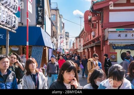 Schmale Fußgängerstraße voller Menschen in Asakusa, einem Viertel von Tokio, das für den buddhistischen Tempel Sensō-ji berühmt ist Stockfoto