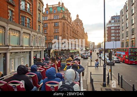 Red Bus Open Deck Tour auf der Brompton Road Stockfoto