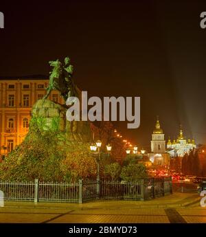 Blick auf Bohdan Chmelnyzky Denkmal und St. Michael's Golden-Domed Kloster im Hintergrund in der Nacht. Kiew, Ukraine Stockfoto
