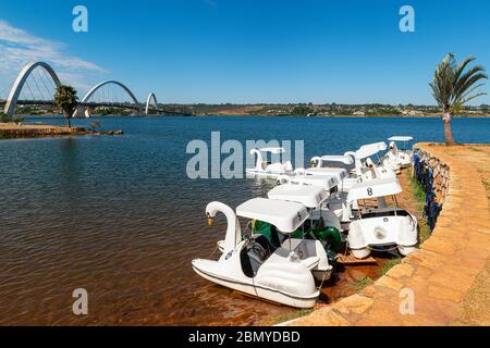 Brasilia, DF, Brasilien. Tretboot auf dem See Paranoa. Stockfoto