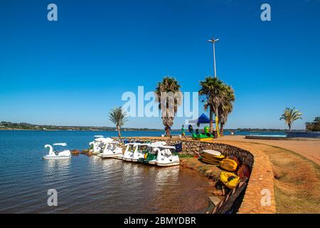 Brasilia, DF, Brasilien. Tretboot auf dem See Paranoa. Stockfoto