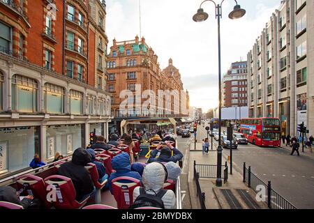 Red Bus Open Deck Tour auf der Brompton Road Stockfoto