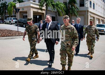 Minister Pompeo besucht das CENTCOM WebOPS Gebäude US-Außenminister Michael R. Pompeo besucht das WebOPS-Gebäude beim United States Central Command und das United States Special Operations Command auf dem Luftwaffenstützpunkt MacDill in Tampa, Florida, 18. Juni 2019. Stockfoto