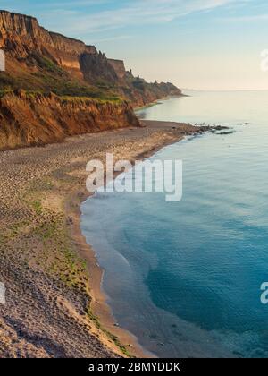 Bunte Sandklippen und leerer Strand. Schwarzmeerküste in der Nähe von Odessa, Ukraine Stockfoto