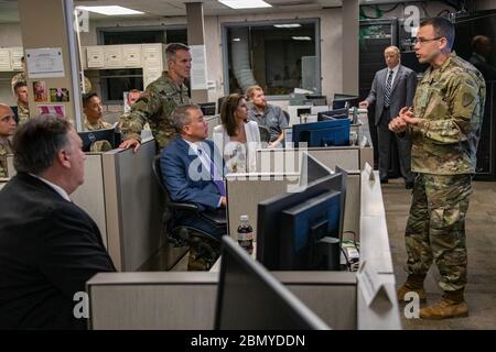 Minister Pompeo besucht das CENTCOM WebOPS Gebäude US-Außenminister Michael R. Pompeo besucht das WebOPS-Gebäude beim United States Central Command und das United States Special Operations Command auf dem Luftwaffenstützpunkt MacDill in Tampa, Florida, 18. Juni 2019. Stockfoto