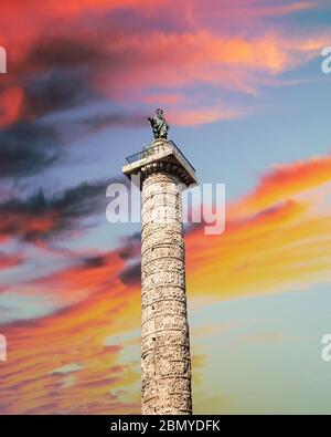 Blick auf die Statue des Heiligen Paulus auf der Spitze der Marcus Aurelius Säule auf der Piazza Colonna in Rom, Italien Stockfoto