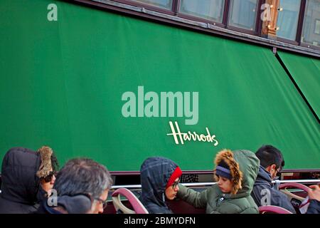 Grüne Harrods-Markise von der offenen Bustour auf der Brompton Rd aus gesehen Stockfoto