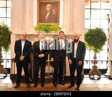 Amtierender Sekretär Sullivan posiert für ein Foto mit den venezolanischen Vertretern der Zivilgesellschaft amtierender Außenminister John Sullivan posiert für ein Foto mit den venezolanischen Vertretern der Zivilgesellschaft in Lima, Peru am 12. April 2018. Stockfoto