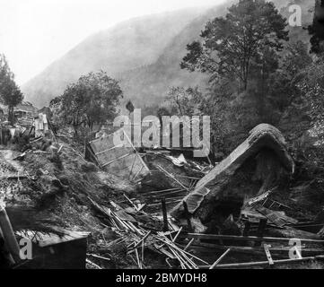 [ 1890er Jahre Japan - Nobi Erdbeben ] - Verwüstung im Neodani Tal (根尾谷) in der Präfektur Gifu, verursacht durch das Nobi Erdbeben (濃尾地震, Nobi Jishin) vom 28. Oktober 1891 (Meiji 24). Das Nobi-Erdbeben hat zwischen 8.0 und 8.4 auf der Richterskala gemessen und 7,273 Tote, 17,175 Verletzte und die Zerstörung von 142,177 Häusern verursacht. 19. Jahrhundert Vintage Glas Rutsche. Stockfoto