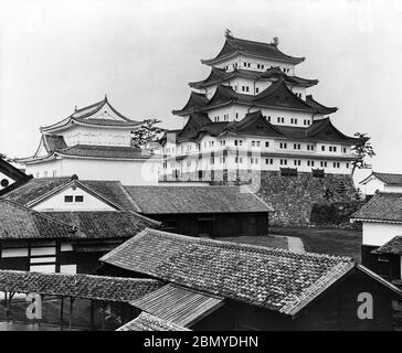 [ 1890er Jahre Japan - Burg Nagoya ] - die honmaru (Hauptgehege) und der kleine Turm von Burg Nagoya in Nagoya, Präfektur Aichi. Die Burg war die Heimat des Owari Tokugawa Clans, der Japan während der Edo-Zeit (1603-1868) regierte und wurde zwischen 1610 und 1619 erbaut. Aus einer Serie von Glasdias, die vom schottischen Fotografen George Washington Wilson (1823–1893) veröffentlicht (aber nicht fotografiert) wurden. Wilsons Firma war einer der größten Verleger von Fotodrucken in der Welt. 19. Jahrhundert Vintage Glas Rutsche. Stockfoto