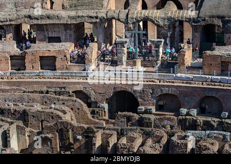 Rom, Italien - 29. August 2014: Touristen besuchen das Innere des Flavian Amphitheaters, das als Kolosseum in Rom, Italien bekannt ist. Stockfoto