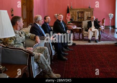 Minister Pompeo trifft Präsident Ghani, ehemaliger Präsident Karzai und Chief Executive Abdullah US-Außenminister Michael R. Pompeo trifft sich mit dem afghanischen Präsidenten Ashraf Ghani, dem ehemaligen afghanischen Präsidenten Hamid Karzai und Chief Executive Abdullah Abdullah am 25. Juni 2019 in Kabul, Afghanistan. Stockfoto