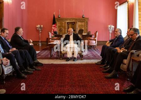 Minister Pompeo trifft den afghanischen Präsidenten Ghani US-Außenminister Michael R. Pompeo trifft sich am 25. Juni 2019 mit dem afghanischen Präsidenten Ashraf Ghani in Kabul, Afghanistan. Stockfoto