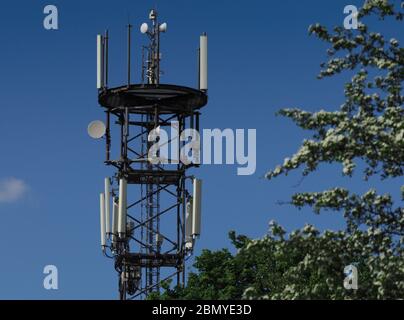 Am Mellensee, Deutschland. Mai 2020. Der Aussichtsturm (Sendeturm) bei den ehemaligen Sperenberg-Gipsbrüchen. Ein Rundwanderweg mit einer Länge von fast drei Kilometern führt am Rande des ehemaligen Gipsbruchs zum Aussichtsturm und ist mit etwa 80 Metern der höchste Punkt der Gegend. Seit dem 12. Jahrhundert und bis 1958 wird in Sperenberg Gips abgebaut, wobei mehrere Seen zurückgelassen werden. Die Steinbrüche sind seit 1998 geschützt. Quelle: Soeren stache/dpa-Zentralbild/ZB/dpa/Alamy Live News Stockfoto