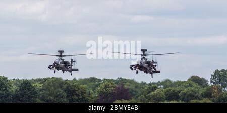 Armee-Luftkorps WAH-64D Apache-Paar kommt an Land bei RAF Fairford, Gloucestershire im Juli 2017. Stockfoto