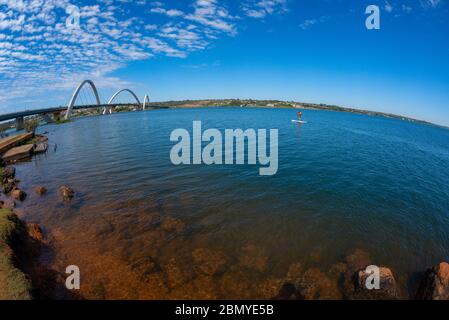 Brasilia, DF, Brasilien. Stand Up Paddle auf dem Lake Paranoa. Stockfoto