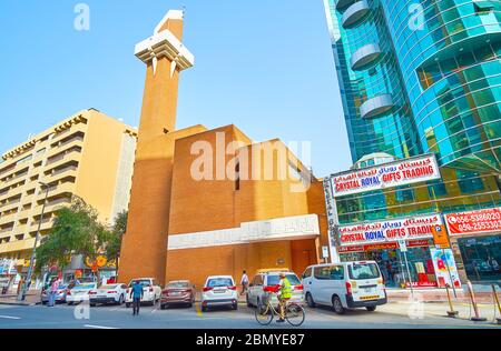 DUBAI, VAE - 2. MÄRZ 2020: Das moderne Gebäude der Muhammad Ibnu Mahiyya Moschee, in der Al Maktoum Hospital Road des Deira Distrikts, am 2. März in Stockfoto