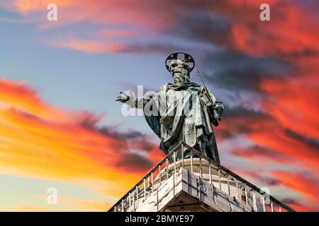 Blick auf die Statue des Heiligen Paulus auf der Spitze der Marcus Aurelius Säule auf der Piazza Colonna in Rom, Italien Stockfoto