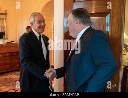 Minister Pompeo trifft den ehemaligen britischen Premierminister Blair US-Außenminister Michael R. Pompeo trifft am 17. Juli 2019 den ehemaligen britischen Premierminister Tony Blair im US-Außenministerium in Washington, D.C. ein. Stockfoto
