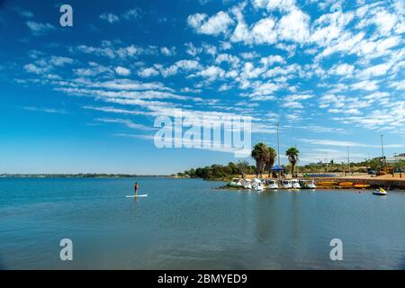 Brasilia, DF, Brasilien. Stand Up Paddle auf dem Lake Paranoa. Stockfoto