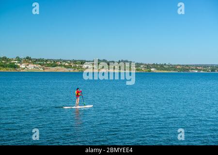 Brasilia, DF, Brasilien. Stand Up Paddle auf dem Lake Paranoa. Stockfoto