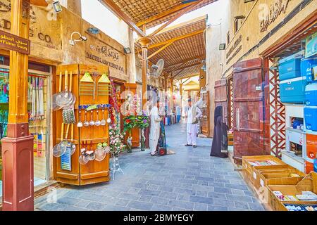 DUBAI, VAE - 2. MÄRZ 2020: Spazieren Sie durch die enge alte Gasse des Utensil-Souq-Abschnitts des Grand Souq Deira mit vielen kleinen Geschäften und Ständen, die Utensilien anbieten Stockfoto