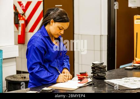 Johannesburg, Südafrika - 19. Oktober 2012: Labortechniker testen Produktproben in einer Gummifabrik Stockfoto