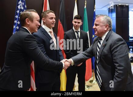 Amtierender Staatssekretär Sullivan trifft sich mit den Marinewachen in Kanada amtierender Außenminister John Sullivan trifft sich am 23. April 2018 mit den Marinewachen in Toronto, Kanada. Stockfoto