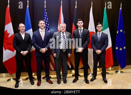 Amtierender Sekretär Sullivan posiert für ein Foto mit den Marinewachen in Kanada amtierender Außenminister John Sullivan posiert für ein Foto mit den Marinewachen in Toronto, Kanada am 23. April 2018. Stockfoto