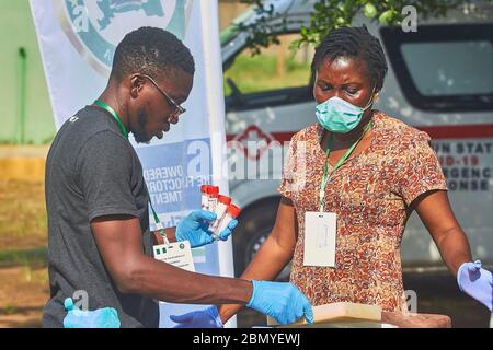 Medical personnels sortieren Reagenzgläser mit Mund- und Nasenabstrichproben, die für Coronavirus-Tests beim Ogun State Covid-19 Walk-in Testing gesammelt wurden Stockfoto