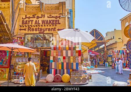 DUBAI, VAE - 2. MÄRZ 2020: Die Geschäfte des Bur Dubai Grand Souq (Basar, Markt) bietet Kunsthandwerk, Souvenirs, Kaschmirschals, bestickten Kissenbezug Stockfoto