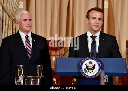 Französischer Präsident Macron gibt beim Staatsessen in Washington Bemerkungen der französische Präsident Emmanuel Macron, flankiert von Vizepräsident Pence, hält beim Staatsessen im US-Außenministerium in Washington, D.C. am 24. April 2018 seine Worte. Stockfoto