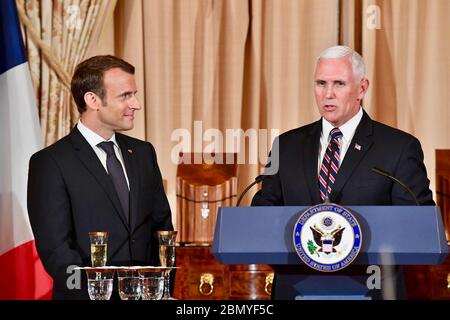 Vizepräsident Pence hält beim Staatsessen in Washington Anmerkungen Vizepräsident Mike Pence, flankiert von dem französischen Präsidenten Emmanuel Macron, hält beim Staatsessen am 24. April 2018 im US-Außenministerium in Washington, D.C. eine Rede. Stockfoto