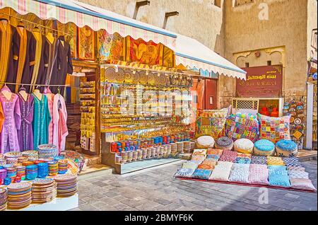 DUBAI, VAE - 2. MÄRZ 2020: Der Stand des Bur Dubai Grand Souq (Basar, Markt) mit einer großen Auswahl an bunten Töpferwaren, Souvenirs, Kissen mit feinem embro Stockfoto