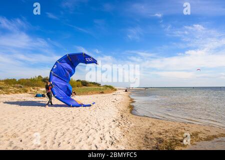 Jastarnia, Polen, 9. Mai 2020: Ein junger Kitesurfer, der bereit ist für Kitesurfen im Meer Stockfoto