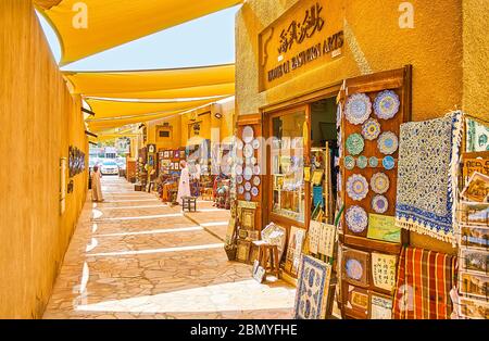 DUBAI, VAE - 2. MÄRZ 2020: Die schattige Streete der Al Fahidi Viertel Kunstgalerien und Geschäfte des Al Souq Al Kabeer Markt, bietet traditionelle crocker Stockfoto