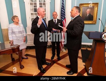Am 29. Juli 2019 leitete der US-Außenminister Michael Pompeo die Vereidigungszeremonie von R. Clarke Cooper als Assistant Secretary for Political-Military Affairs im US-Außenministerium in Washington, D.C. ab Stockfoto