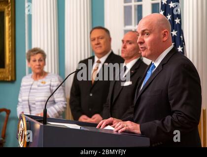 Sekretär Pompeo amtiert die Vereidigung für den stellvertretenden Sekretär Cooper US-Außenminister Michael R. Pompeo amtiert die Vereidigung für den stellvertretenden Sekretär für politisch-militärische Angelegenheiten R. Clarke Cooper im US-Außenministerium in Washington D.C. am 29. Juli 2019. Stockfoto